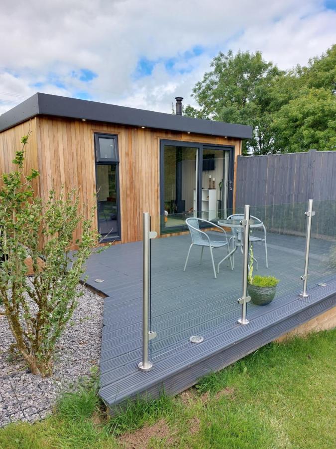 The Den - Modern Cabin With Wood Burning Stove Ludchurch Bagian luar foto